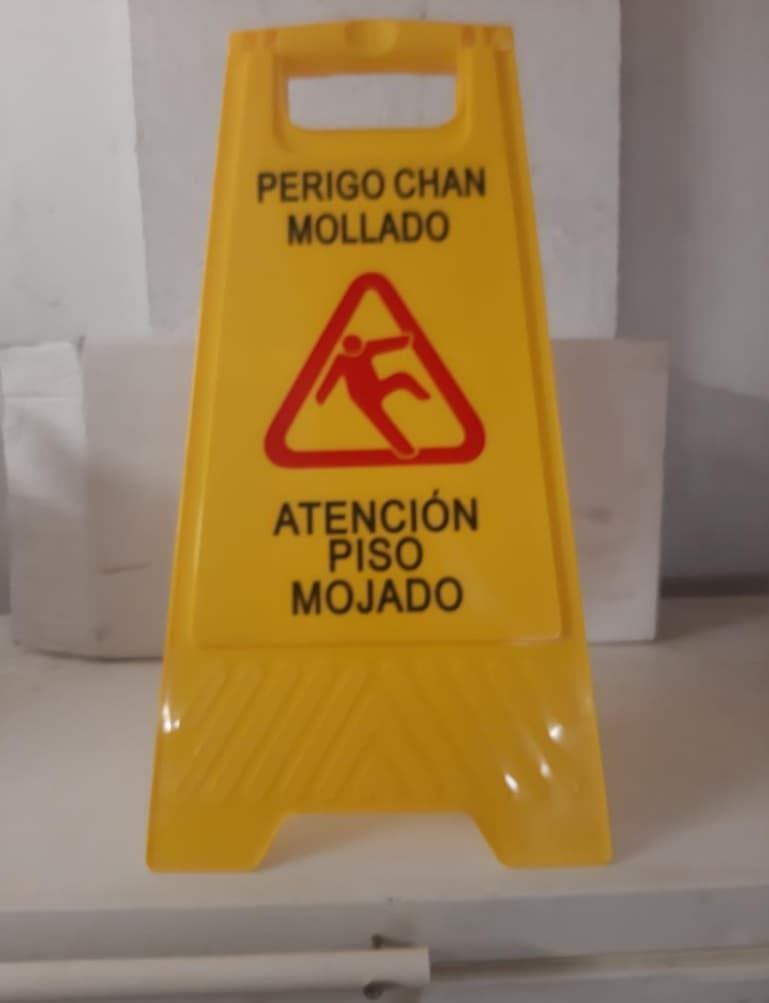 Señal de advertencia suelo recién fregado - Imagen 1